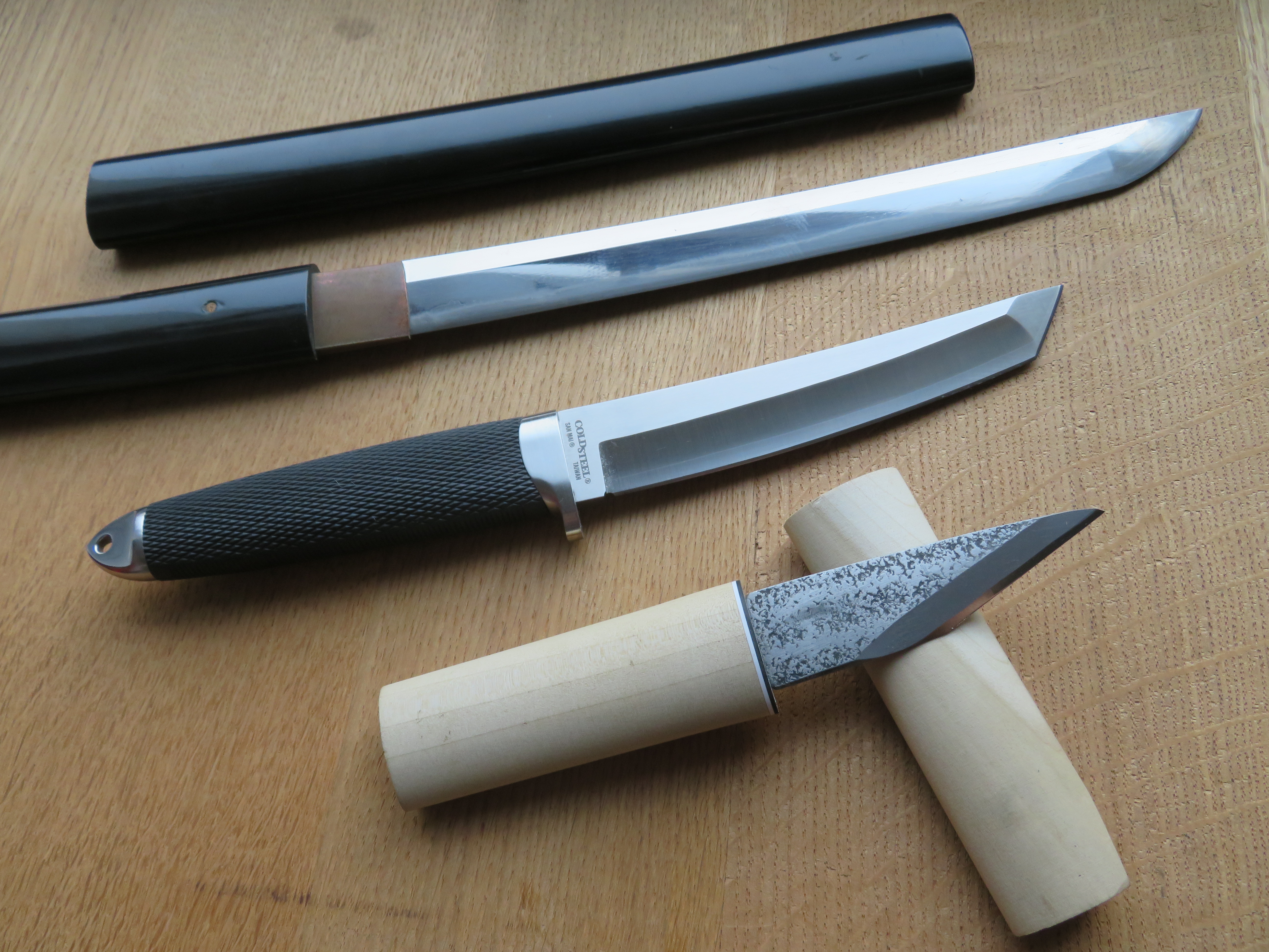 Tradiční tanto a japonský pracovní nůž kiridashi spolu s modelem Master Tanto.